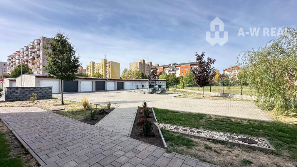 Bývanie ako v rodinnom dome s komfortom bytu  s 94 m2 súkromnou predzáhradkou, s terasou aj s parkovacím miestom v Dunajskej Strede