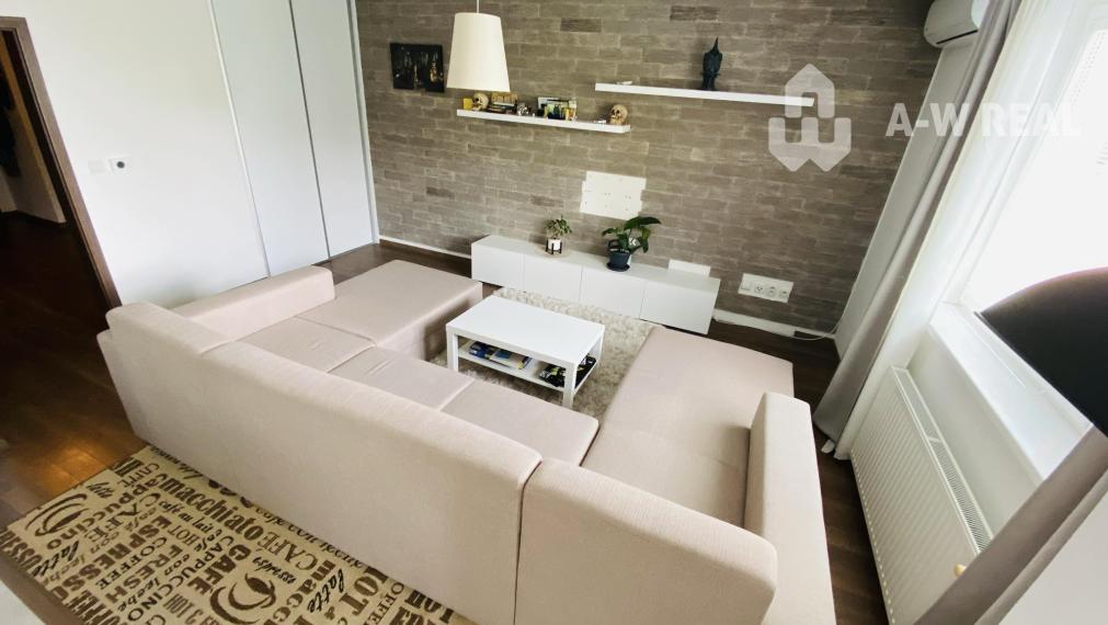 Stačí sa len nasťahovať a bývať / Na prenájom kompletne zariadený 3 izbový byt s 2 balkónmi, s výťahom a  s klimatizáciou a vlastným parkovacím miestom  na ulici Kráľa Žigmunda v Dun. Strede od 1.12.2026