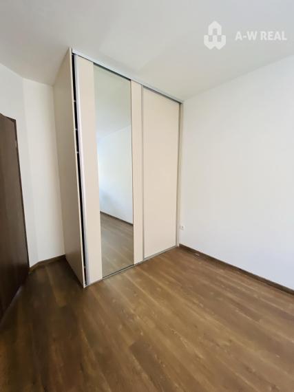 Stačí sa len nasťahovať a bývať / Na prenájom kompletne zariadený 3 izbový byt s 2 balkónmi, s výťahom a  s klimatizáciou a vlastným parkovacím miestom  na ulici Kráľa Žigmunda v Dun. Strede od 1.12.2026
