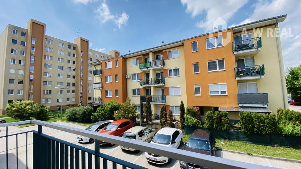 Stačí sa len nasťahovať a bývať / Na prenájom kompletne zariadený 3 izbový byt s 2 balkónmi, s výťahom a  s klimatizáciou a vlastným parkovacím miestom  na ulici Kráľa Žigmunda v Dun. Strede od 1.12.2026