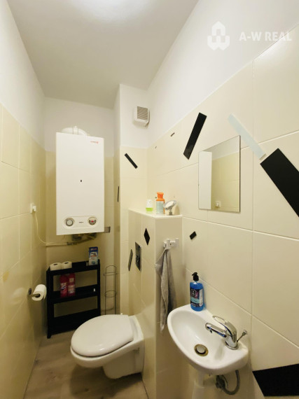 Stačí sa len nasťahovať a bývať / Na prenájom kompletne zariadený 3 izbový byt s 2 balkónmi, s výťahom a  s klimatizáciou a vlastným parkovacím miestom  na ulici Kráľa Žigmunda v Dun. Strede od 1.12.2026