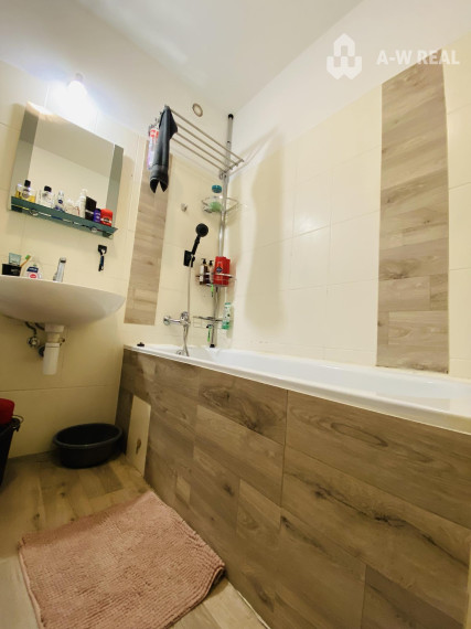 Stačí sa len nasťahovať a bývať / Na prenájom kompletne zariadený 3 izbový byt s 2 balkónmi, s výťahom a  s klimatizáciou a vlastným parkovacím miestom  na ulici Kráľa Žigmunda v Dun. Strede od 1.12.2026