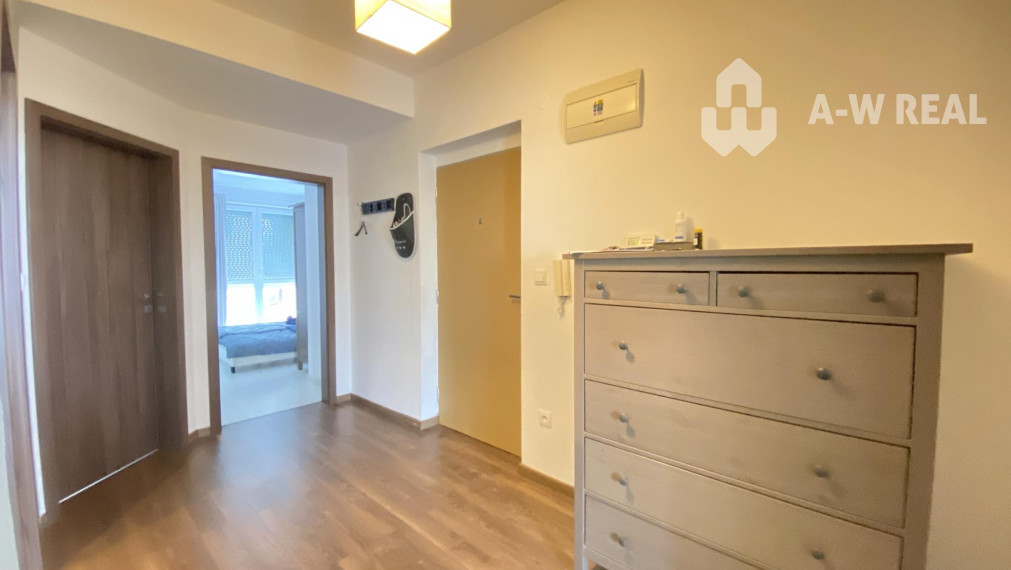 Stačí sa len nasťahovať a bývať / Na prenájom kompletne zariadený 3 izbový byt s 2 balkónmi, s výťahom a  s klimatizáciou a vlastným parkovacím miestom  na ulici Kráľa Žigmunda v Dun. Strede od 1.12.2026