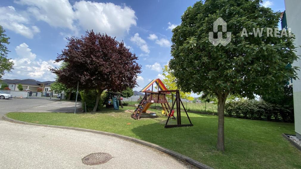 Stačí sa len nasťahovať a bývať / Na prenájom kompletne zariadený 3 izbový byt s 2 balkónmi, s výťahom a  s klimatizáciou a vlastným parkovacím miestom  na ulici Kráľa Žigmunda v Dun. Strede od 1.12.2026
