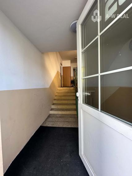 NA PRENÁJOM  kompletne zariadený 3-izbový byt s vlastným el.  podlahovým kúrením, klimatizáciou a s lodžiou  – Záhradnícka ul., Dunajská Streda
