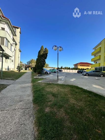 NA PRENÁJOM  kompletne zariadený 3-izbový byt s vlastným el.  podlahovým kúrením, klimatizáciou a s lodžiou  – Záhradnícka ul., Dunajská Streda