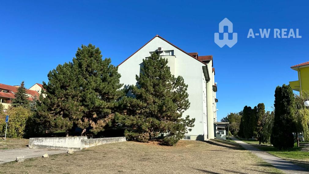 NA PRENÁJOM  kompletne zariadený 3-izbový byt s vlastným el.  podlahovým kúrením, klimatizáciou a s lodžiou  – Záhradnícka ul., Dunajská Streda