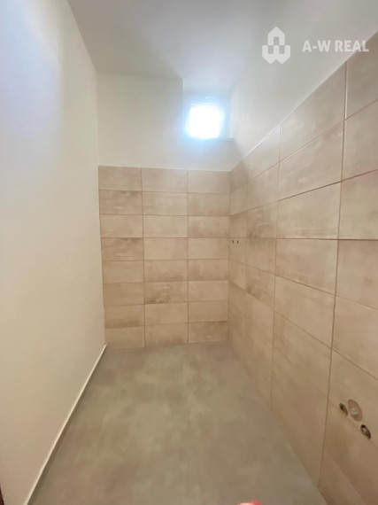 Na prenájom väčší obchodný priestor 230 m² v suteréne v širšom centre mesta Dunajskej Stredy