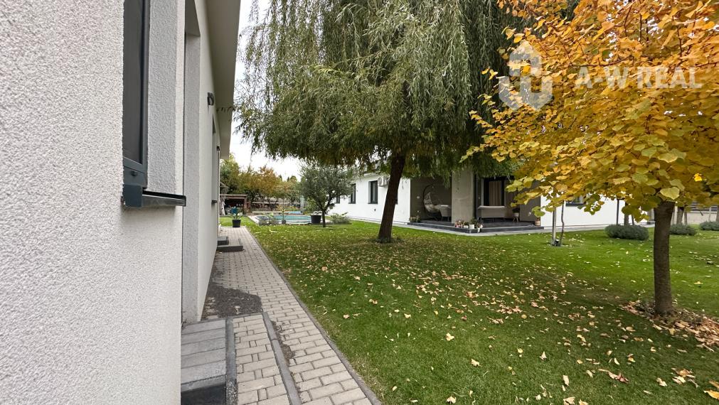 EXKLUZÍVNA PONUKA!!! Váš vysnívaný domov čaká! 5-izbový rodinný dom s bazénom, dvojgarážou a letnou kuchyňou na veľkolepom pozemku 1520 m2 v obci Veľké Blahovo