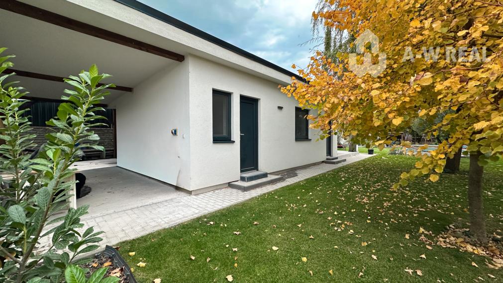 EXKLUZÍVNA PONUKA!!! Váš vysnívaný domov čaká! 5-izbový rodinný dom s bazénom, dvojgarážou a letnou kuchyňou na veľkolepom pozemku 1520 m2 v obci Veľké Blahovo