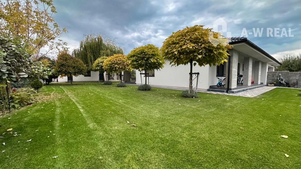 EXKLUZÍVNA PONUKA!!! Váš vysnívaný domov čaká! 5-izbový rodinný dom s bazénom, dvojgarážou a letnou kuchyňou na veľkolepom pozemku 1520 m2 v obci Veľké Blahovo