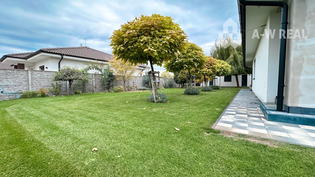 EXKLUZÍVNA PONUKA!!! Váš vysnívaný domov čaká! 5-izbový rodinný dom s bazénom, dvojgarážou a letnou kuchyňou na veľkolepom pozemku 1520 m2 v obci Veľké Blahovo