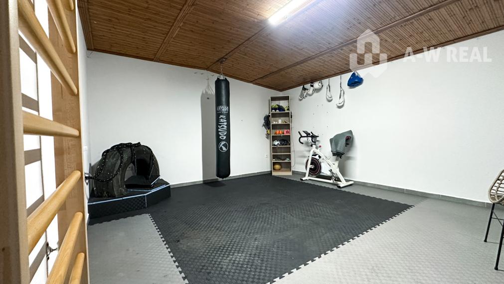 EXKLUZÍVNA PONUKA!!! Váš vysnívaný domov čaká! 5-izbový rodinný dom s bazénom, dvojgarážou a letnou kuchyňou na veľkolepom pozemku 1520 m2 v obci Veľké Blahovo
