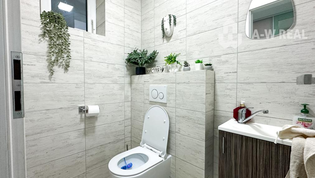 EXKLUZÍVNA PONUKA!!! Váš vysnívaný domov čaká! 5-izbový rodinný dom s bazénom, dvojgarážou a letnou kuchyňou na veľkolepom pozemku 1520 m2 v obci Veľké Blahovo