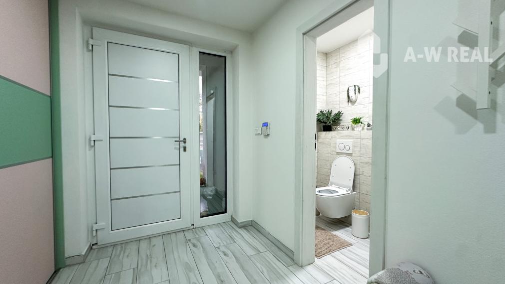EXKLUZÍVNA PONUKA!!! Váš vysnívaný domov čaká! 5-izbový rodinný dom s bazénom, dvojgarážou a letnou kuchyňou na veľkolepom pozemku 1520 m2 v obci Veľké Blahovo