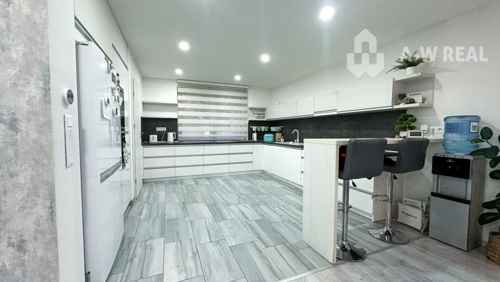 EXKLUZÍVNA PONUKA!!! Váš vysnívaný domov čaká! 5-izbový rodinný dom s bazénom, dvojgarážou a letnou kuchyňou na veľkolepom pozemku 1520 m2 v obci Veľké Blahovo