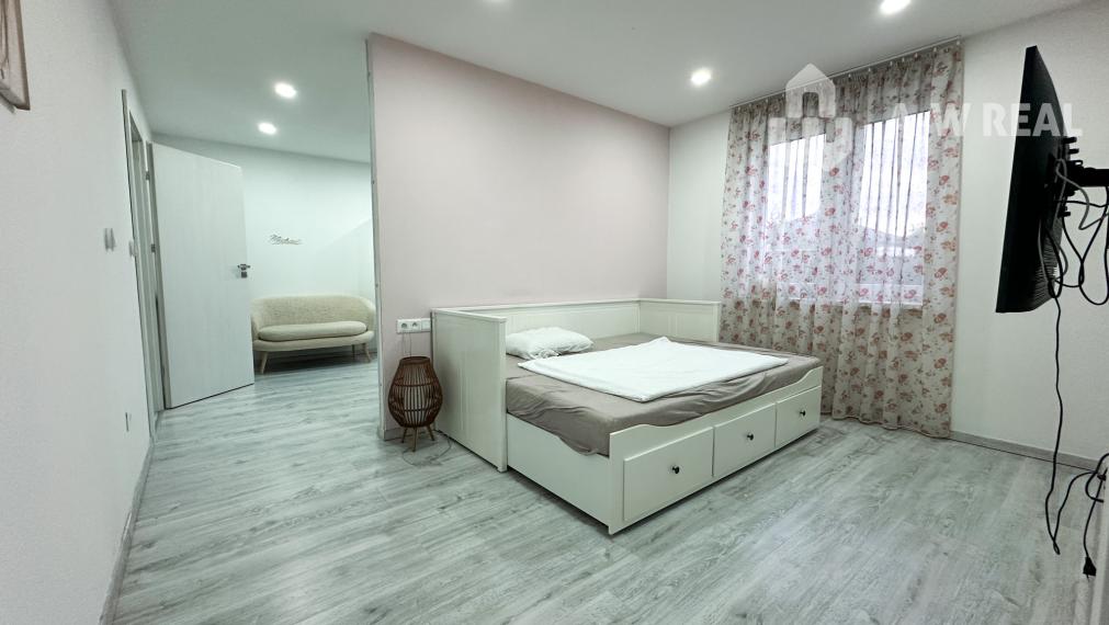 EXKLUZÍVNA PONUKA!!! Váš vysnívaný domov čaká! 5-izbový rodinný dom s bazénom, dvojgarážou a letnou kuchyňou na veľkolepom pozemku 1520 m2 v obci Veľké Blahovo