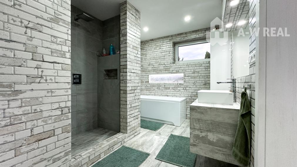 EXKLUZÍVNA PONUKA!!! Váš vysnívaný domov čaká! 5-izbový rodinný dom s bazénom, dvojgarážou a letnou kuchyňou na veľkolepom pozemku 1520 m2 v obci Veľké Blahovo