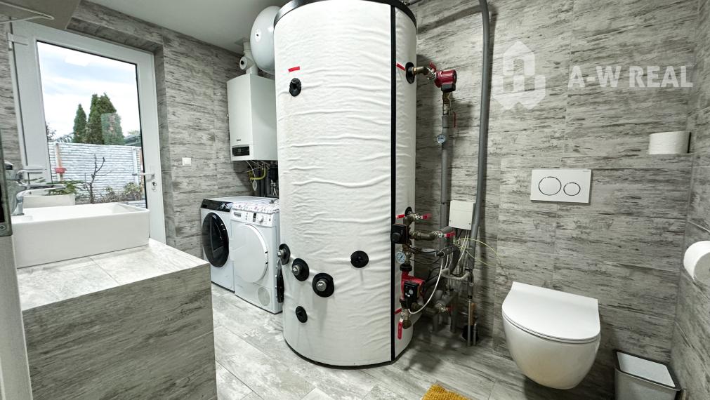 EXKLUZÍVNA PONUKA!!! Váš vysnívaný domov čaká! 5-izbový rodinný dom s bazénom, dvojgarážou a letnou kuchyňou na veľkolepom pozemku 1520 m2 v obci Veľké Blahovo