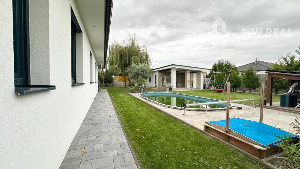 EXKLUZÍVNA PONUKA!!! Váš vysnívaný domov čaká! 5-izbový rodinný dom s bazénom, dvojgarážou a letnou kuchyňou na veľkolepom pozemku 1520 m2 v obci Veľké Blahovo