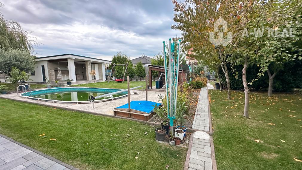 EXKLUZÍVNA PONUKA!!! Váš vysnívaný domov čaká! 5-izbový rodinný dom s bazénom, dvojgarážou a letnou kuchyňou na veľkolepom pozemku 1520 m2 v obci Veľké Blahovo