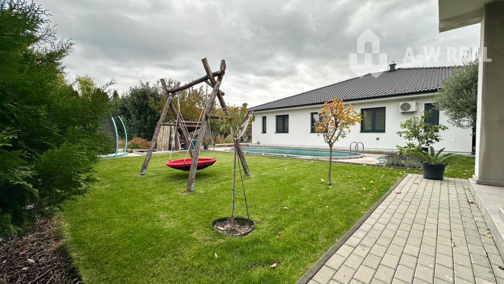 EXKLUZÍVNA PONUKA!!! Váš vysnívaný domov čaká! 5-izbový rodinný dom s bazénom, dvojgarážou a letnou kuchyňou na veľkolepom pozemku 1520 m2 v obci Veľké Blahovo