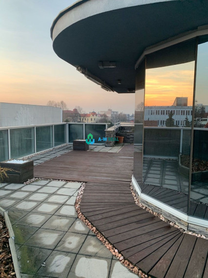 Priestor na bývanie aj na podnikanie!!!!  Priestraný 3 izbový byt v centre mesta s obrovskou terasou.