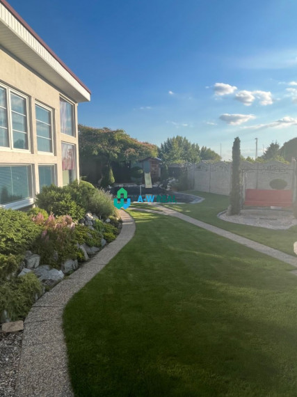 Znížená cena!  Rodinný dom s vnútorným aj vonkajším bazénom na krásne upravenom pozemku.