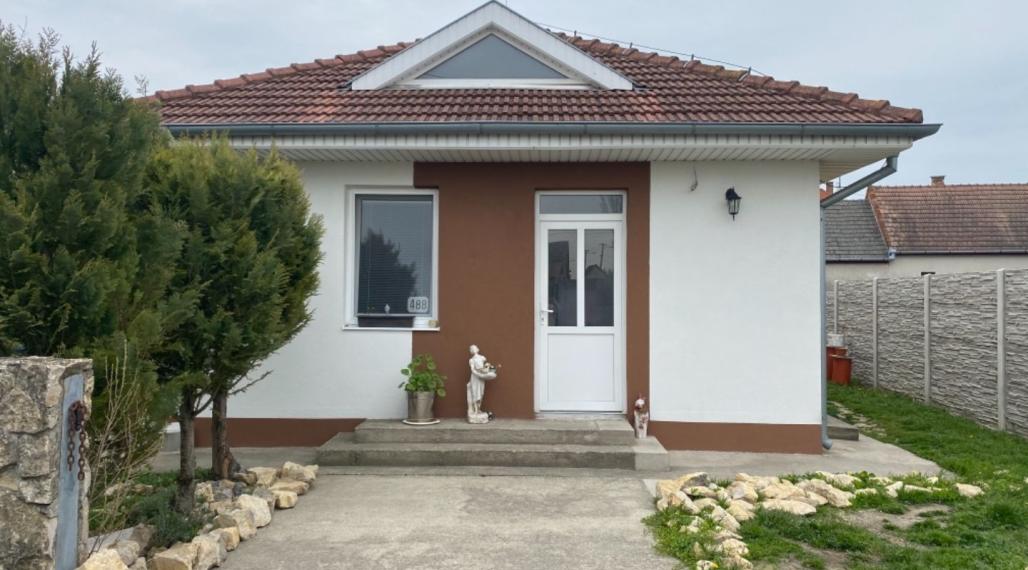 ☎️0917656551 📞Pekný, komfortný 3-izbový rodinný dom na predaj v obci OHRADY pri Dunajskej Strede