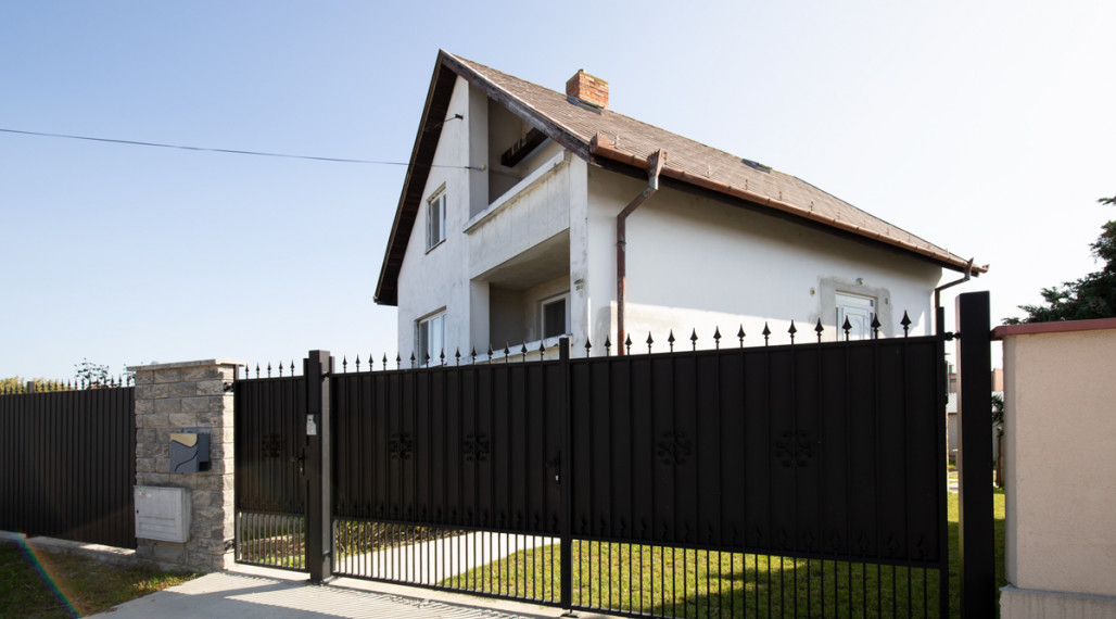 Dvojpodlažný rodinný dom s veľkým pozemkom na predaj v obci Jahodná