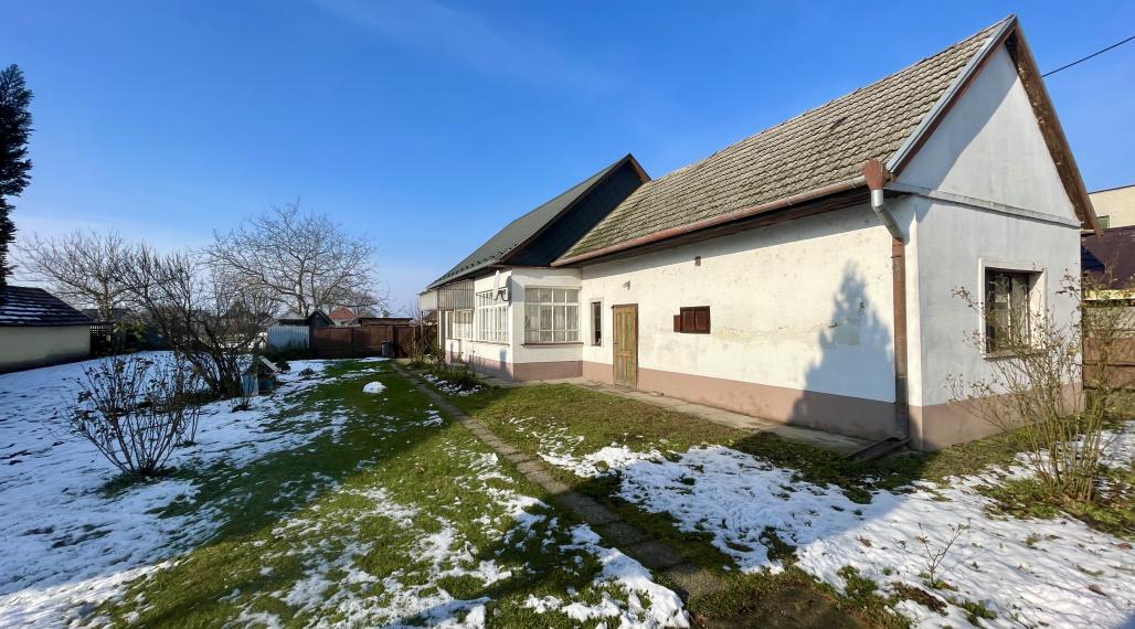 VRAKÚŇ –VEĽKÝ STAVEBNÝ POZEMOK (24 ÁROV) SO STARÝM RODINNÝM DOMOM NA PREDAJ