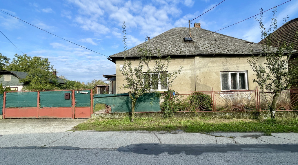 JAHODNÁ – STARÝ RODINNÝ DOM S PEKNÝM STAVEBNÝM POZEMKOM NA PREDAJ