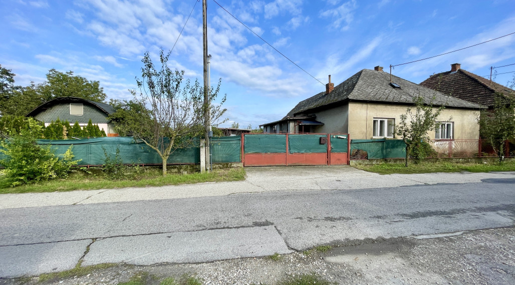 JAHODNÁ – SLNEČNÝ POZEMOK S STARÝM RODINNÝM DOMOM NA PREDAJ