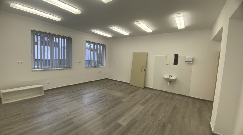 Skvelá ponuka!!! Prenájom nebytového priestoru na podnikateľské účely v CENTRE Dunajskej Stredy, úž. plocha 54 m2, 2 prepojené miestnosti