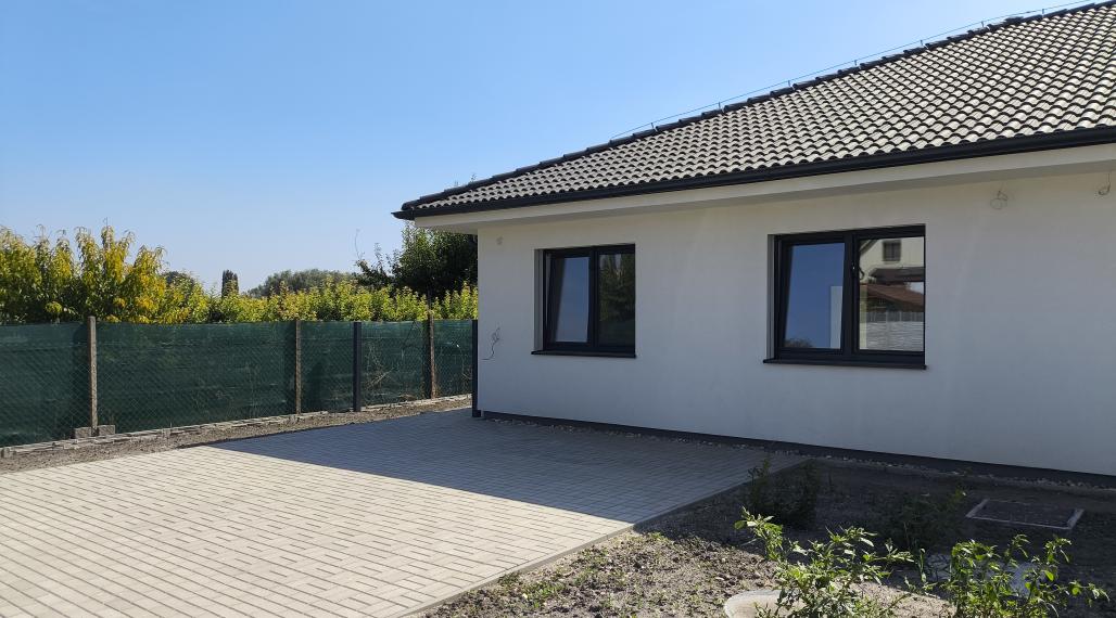 Ponúkame Vám na predaj 3 izbový rodinný dom (dvojdom) v obci Lúč na Ostrove!