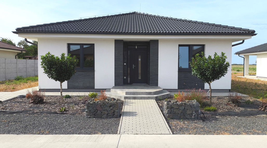 Ponúkam Vám na predaj 4izbový moderný rodinný dom v obci Horná Potôň!