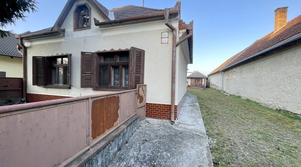 TOPOĽNÍKY – 4-IZBOVÝ RODINNÝ DOM NA PREDAJ NA 14 ÁROVOM POZEMKU
