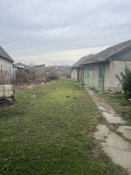 Na predaj stavebný pozemok so starším rodinným domom  v Gabčíkove, tichá lokalita