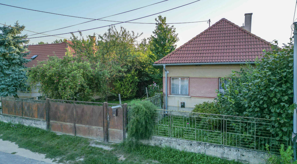 ☎️ 0918197701- Na predaj starší rodinný dom  s  veľkým pozemkom s platnou UPI  v obci Dunajský Klátov (Povolený je iba samostatne stojaci rodinný dom s jedným bytom )