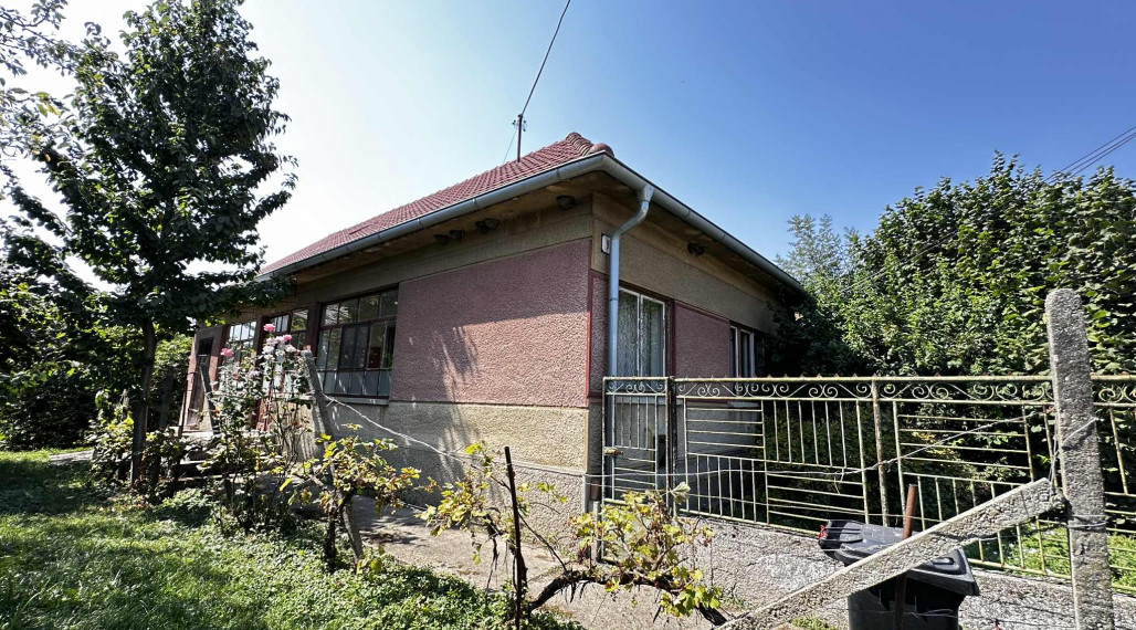 0918197701- Na predaj starší rodinný dom  s  veľkým pozemkom v obci Dunajský Klátov