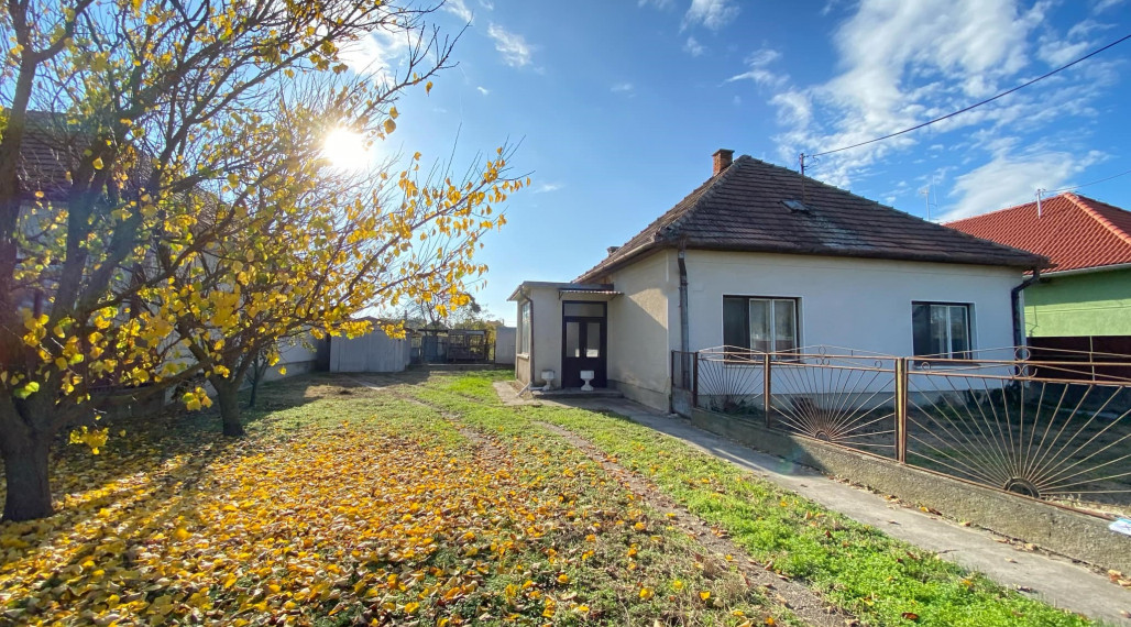 ZNÍŽENÁ CENA Na predaj stavebný pozemok 1871 m2 so starším rd v obci Vrakúň - okres Dunajská Streda / 109 900,-€