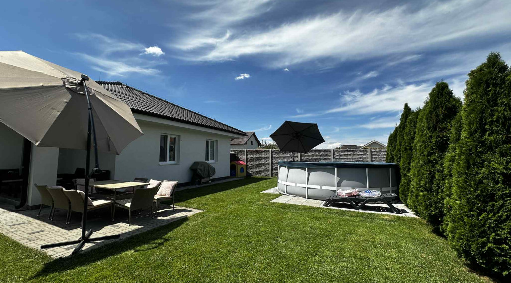 0918197701-Nasťahovať sa a bývať hneď — BOMBA ponuka! Na predaj  4 izbový bungalov s úžitkovou plochou 92,82  m2, s pozemkom 435 m2  a s bazénom  v obci Vrakúň/Nekyje na Ostrove 225000,-€