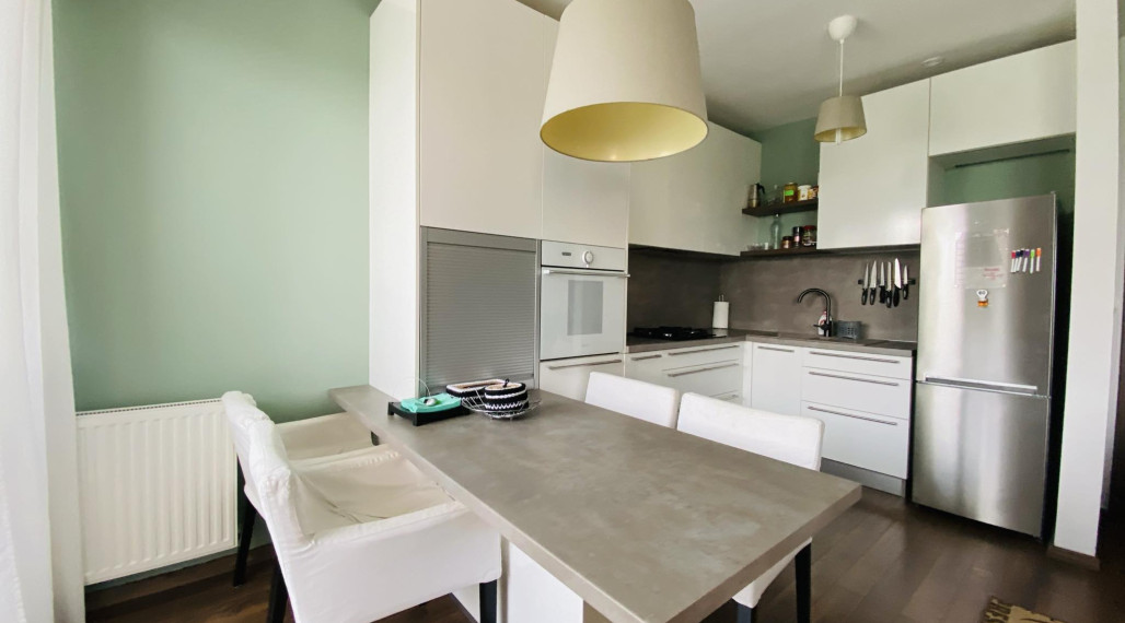 Na prenájom kompletne zariadený 3 izbový byt s 2 balkónmi, s výťahom a  s klimatizáciou na ulici Kráľa Žigmunda od 1-ého NOVEMBRA