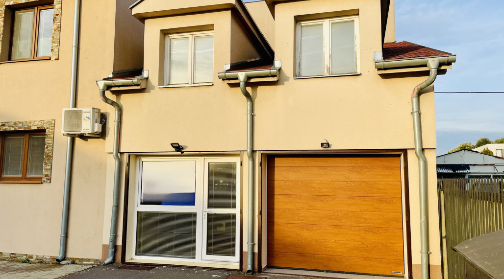 Viacúčelová budova v severnej časti mesta.