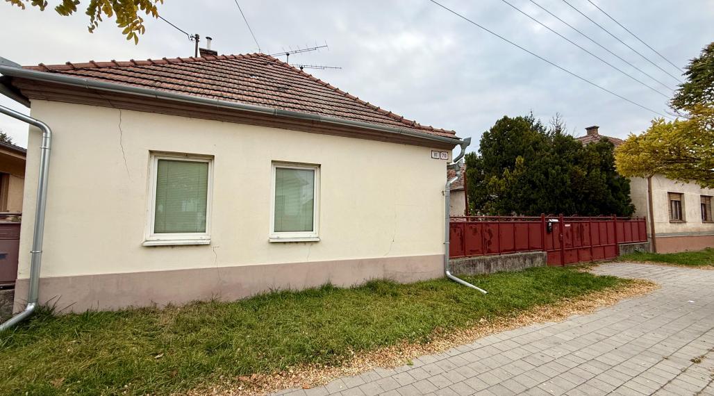 VRAKÚŇ – STARÝ RODINNÝ DOM NA PREDAJ S VEĽKÝM POZEMKOM - 18 ÁROV