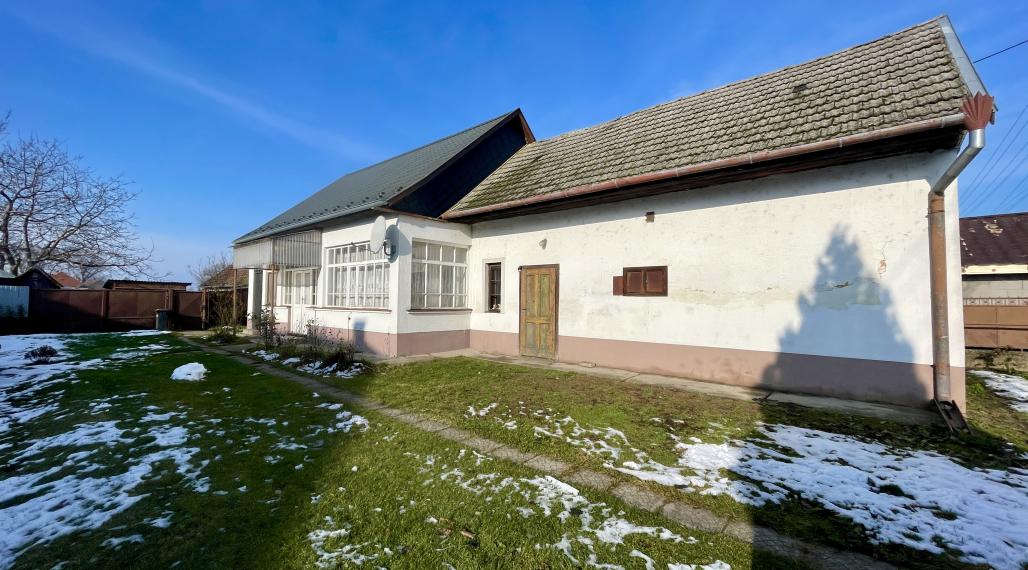 VRAKÚŇ –VEĽKÝ STAVEBNÝ POZEMOK (24 ÁROV) SO STARÝM RODINNÝM DOMOM NA PREDAJ