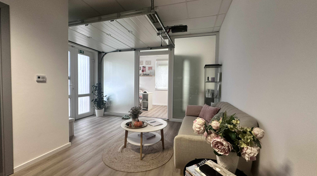 0918/197701- Na prenájom obchodný priestor s výmerou 40 m2 v centre mesta DS s 3 parkovacími miestami/600,-  € ( mesačne s réžiou, internetom plus 3  parkovacími miestami