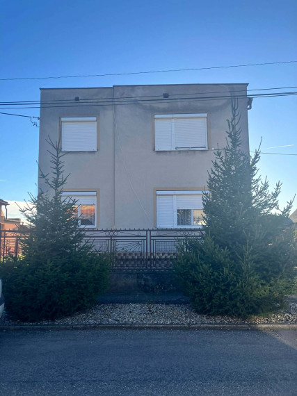 REZERVOVANÉ  0918197701 - Na predaj poschodový rodinný dom v pôvodnom stave v obci Vydrany