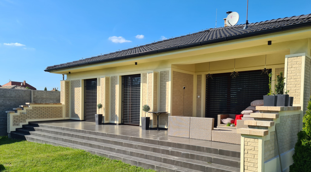 Výnimočný, luxusný, kompletne zariadený 4-i rodinný dom, krásnym veľkorysým pozemkom + vedľajšia budova: letná kuchyňa s krytou terasou v obci Vydrany