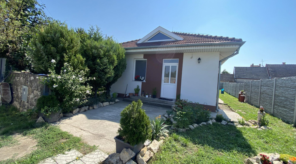 Predám 3 izbový rodinný dom s malým pozemkom v obci Ohrady iba 7 km od Dunajskej Stredy